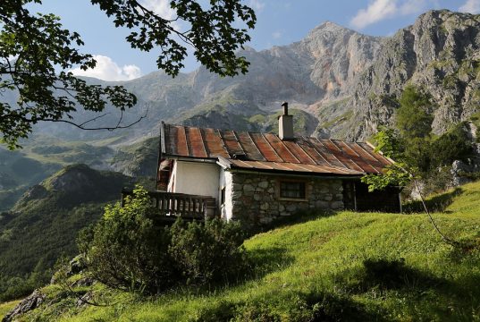 Discover the Best Eco Lodges for Sustainable Travel Adventures